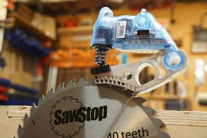 how does the sawstop work